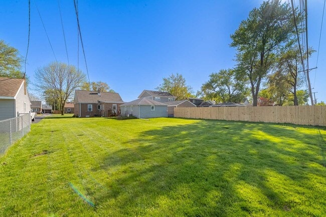 Building Photo - 7828 Suburban Ln