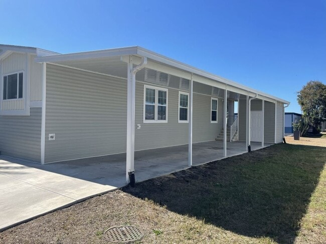 Building Photo - 5631 Pinecrest Dr