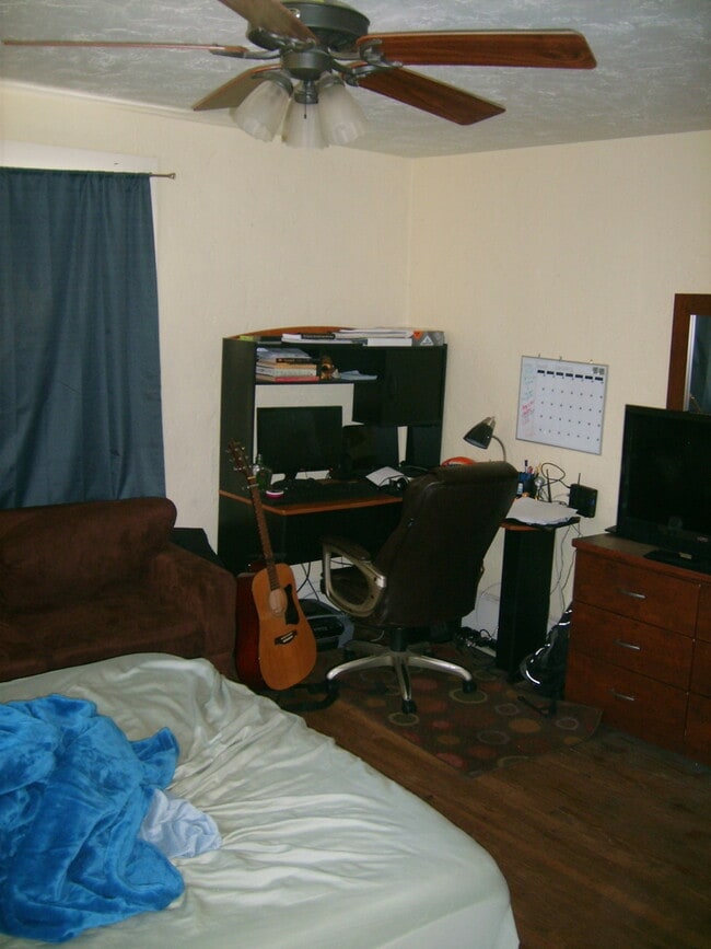 Building Photo - Huge 3 Bedroom, 1 Bathroom Apartment Steps From UF in Fifth Avenue