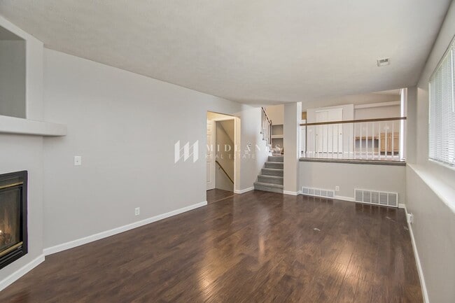 Building Photo - Multi-Level Elkhorn Home