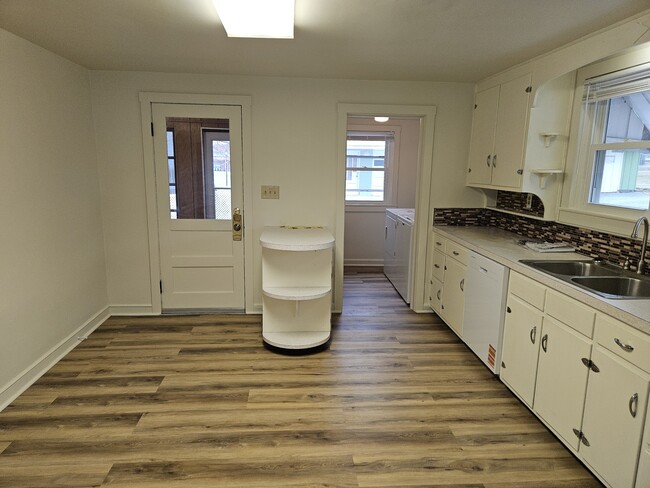 Building Photo - 513 E Baltimore St