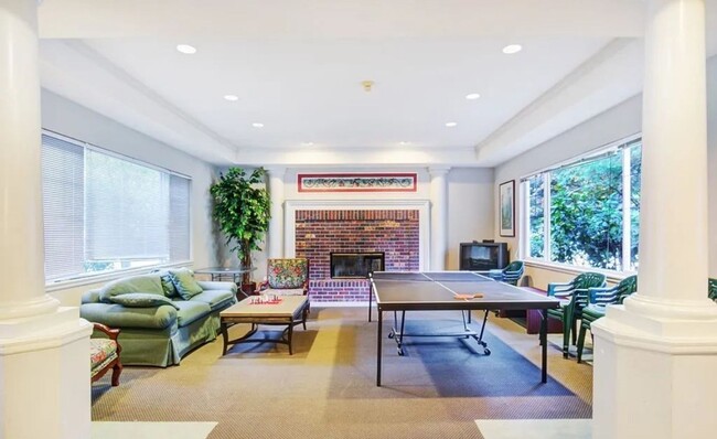 Building Photo - 3 Bed, 2.5 bath Townhome w/1-car garage in Highland Park neighborhood of Renton, $3,075/mo.