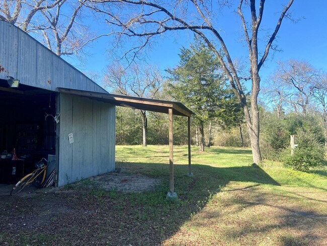 Building Photo - Beautiful 3/2 Farmhouse on Acreage