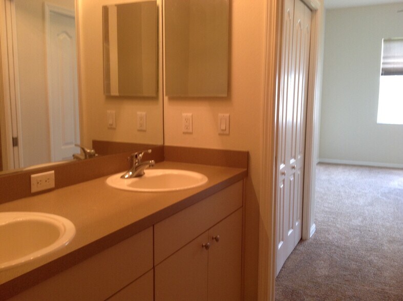 Building Photo - 2533 Stanhope Dr