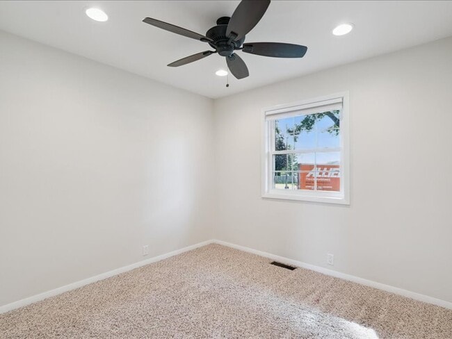 Building Photo - 1429 Columbus Dr