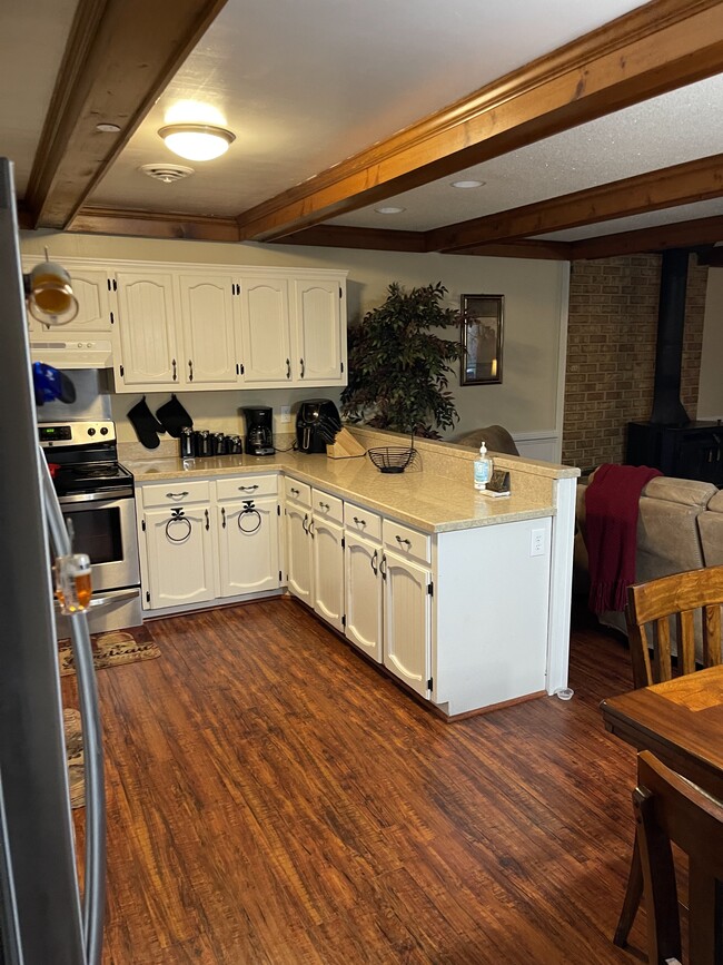 Building Photo - 827 Arondale Crescent