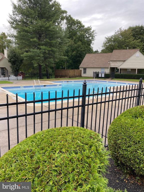 Building Photo - 1811 Hennessy Dr