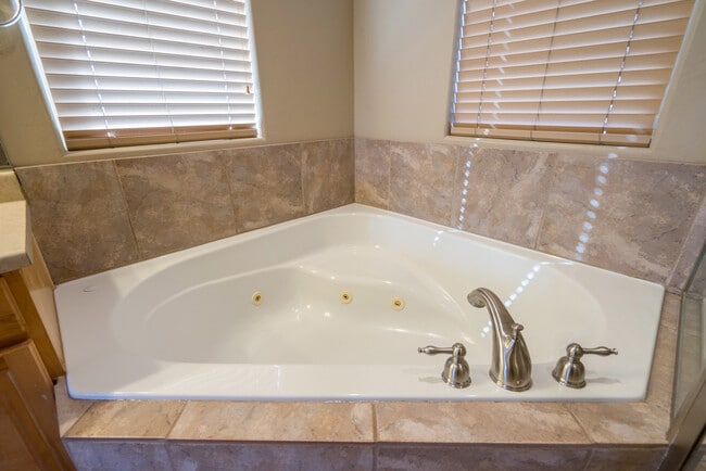 Building Photo - Beautiful St. George Home - Community Pool...