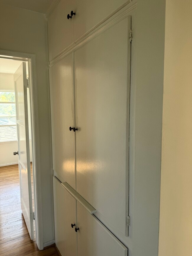 Building Photo - 408 N Doheny Dr