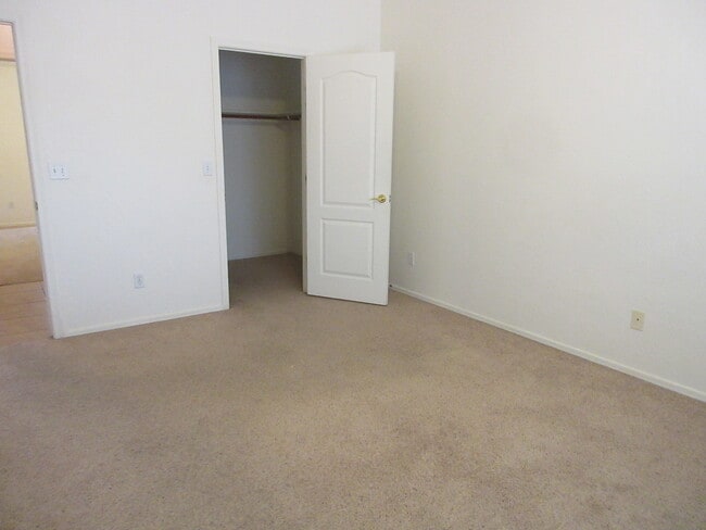 Building Photo - Unfurnished Free Standing home in a comfortable cul-de-sac