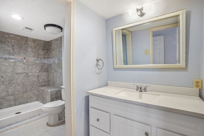 Building Photo - 9 Lakeview Manor