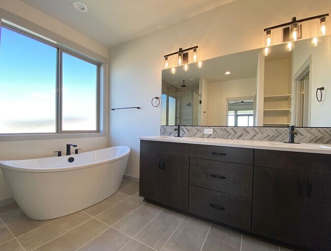 Building Photo - Stunning Southridge Rental with RV Garage & Luxury Finishes!
