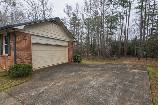 Building Photo - 1060 Windbrooke Ct