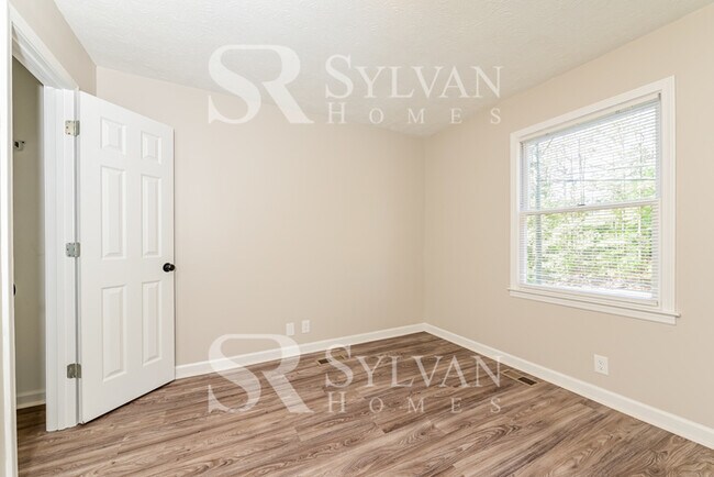 Building Photo - Feel comfortable in this lovely home