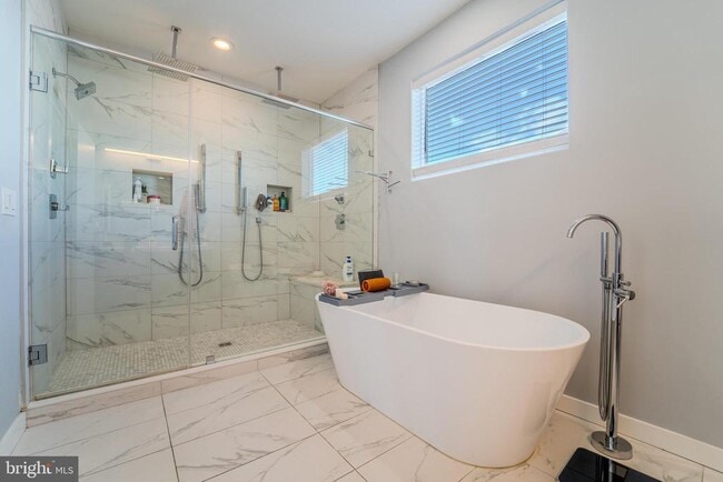 Building Photo - 617 McClellan St