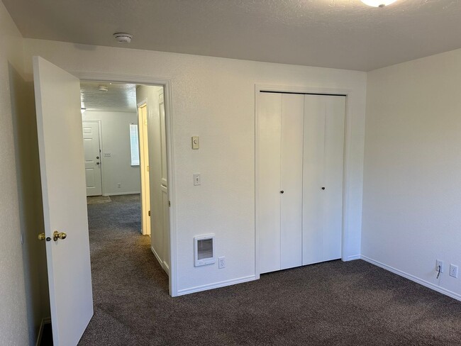 Building Photo - Updated 2 bedroom 2 bath triplex in Spring...