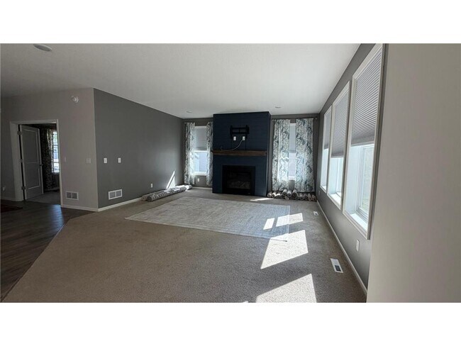 Building Photo - 5590 Upper 179th St W