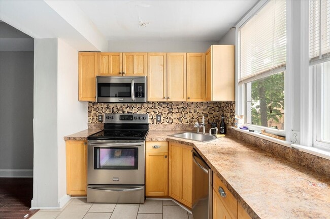 Building Photo - Stylish & Spacious 2 Bed, 1 Bath Home