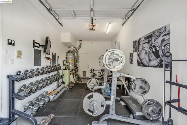 Building Photo - 5640 Edgeview Dr