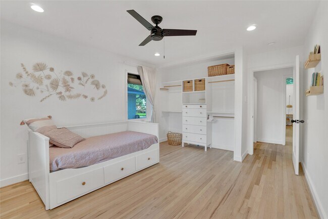 Building Photo - 5226 Kinglet St