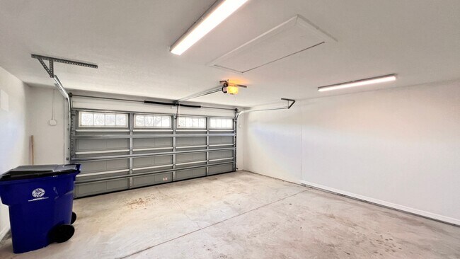 Building Photo - DISCOVER THE BEAUTIFUL 2 Bd/2Ba Duplex in Sebring!!