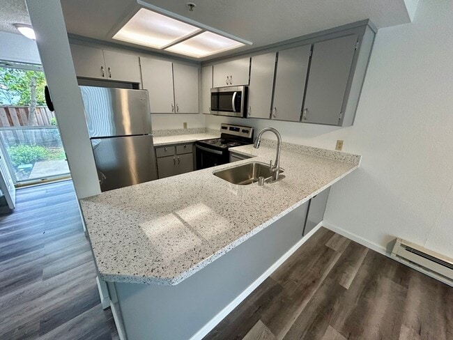 Building Photo - Redwood Glen Townhouse!  Totally remodeled!