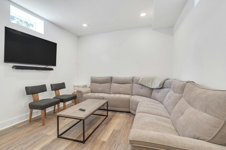 Building Photo - 71 Mission St