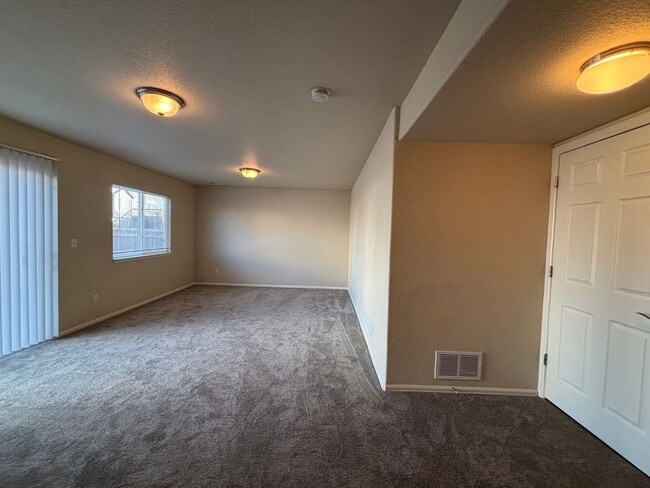 Building Photo - 3 Bed 2.5 Bath w/AC - MileStoneRES
