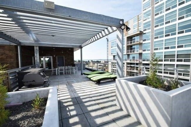 Building Photo - 801 E Mifflin St