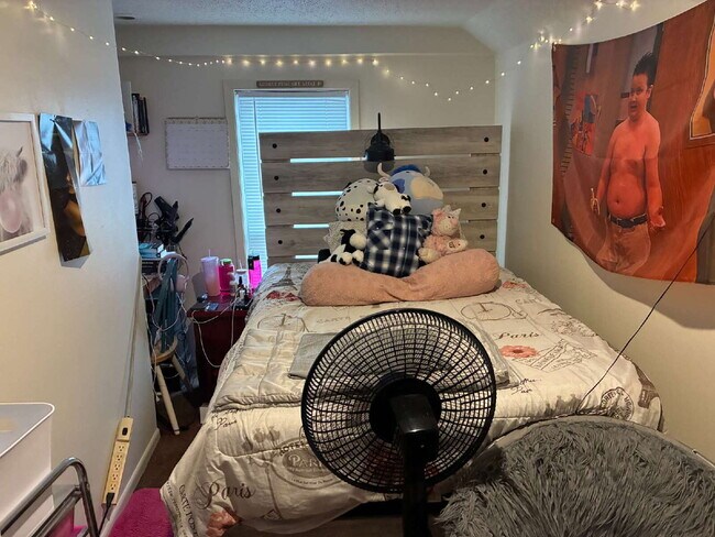 Building Photo - 2 bedroom 1 bathroom on Water street and near UWEC!