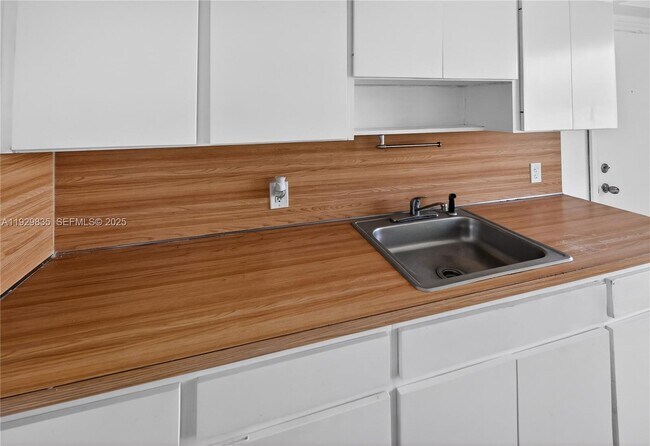 Building Photo - 160 S Shore Dr