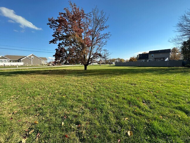 Building Photo - Three Bedroom Single Family Home in the Co...