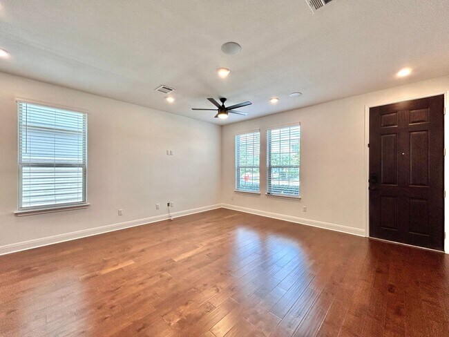 Building Photo - Beautiful and Contemporary 3 BR / 2.5 BA H...