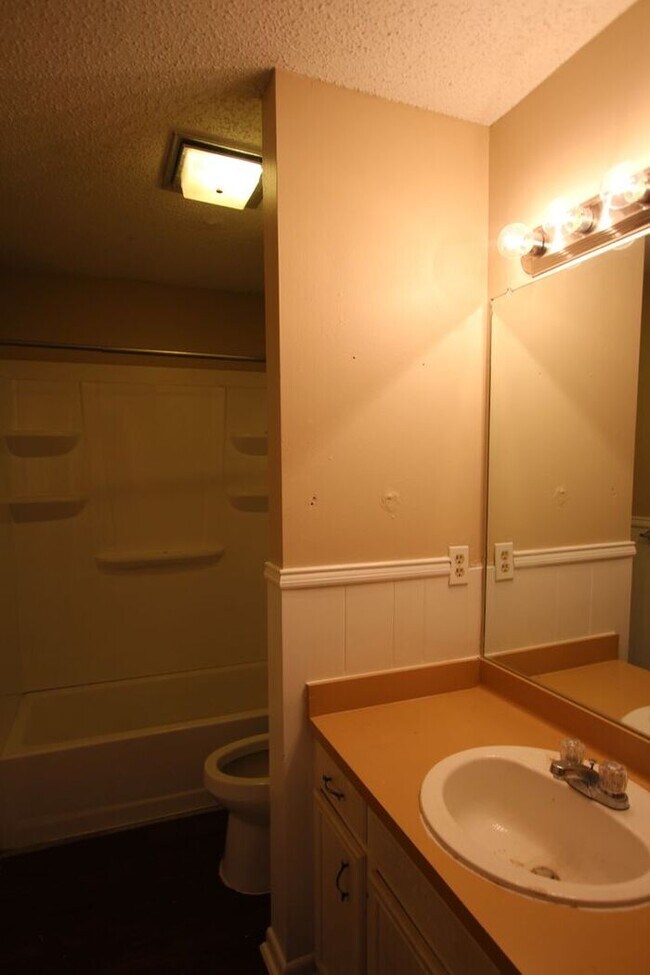 Building Photo - 3 Bedroom Duplex in Tyler!