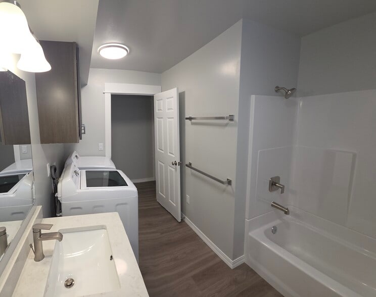 Building Photo - 405 S 20th Ave