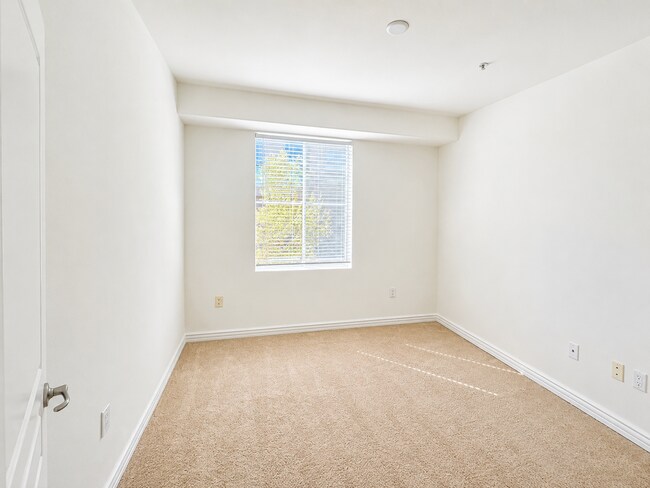 Building Photo - 2220 Watermarke Pl