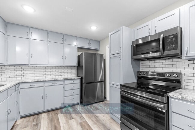 Building Photo - 503 E 8th St