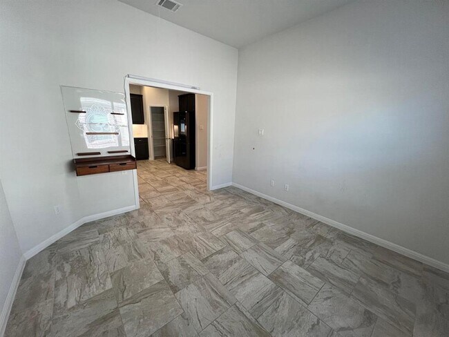 Building Photo - 528 Elm Green St