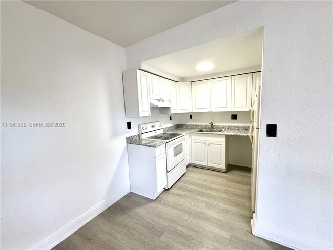 Building Photo - 1525 NE 135th St