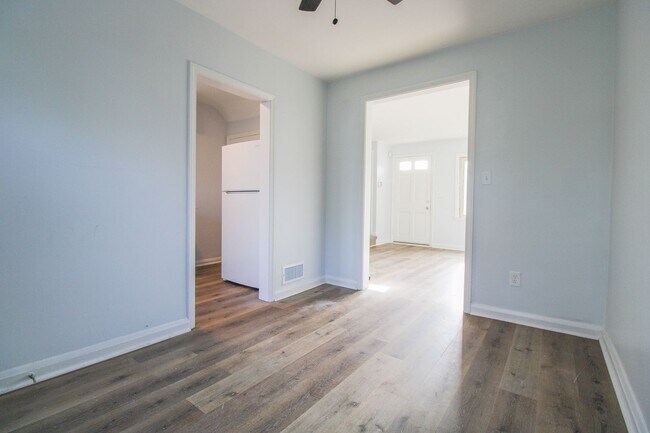 Building Photo - 1096 Cameron Rd