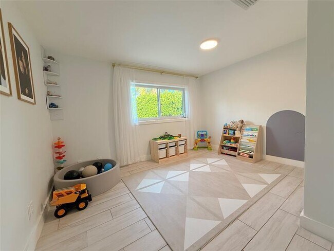 Building Photo - 1861 SW 36th Ave