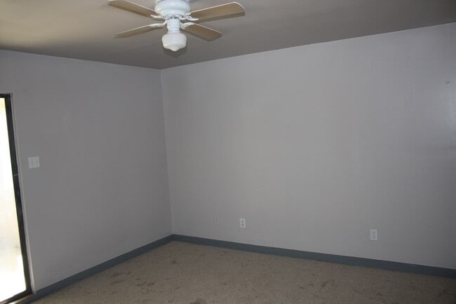 Building Photo - 537 Sand Bend Dr