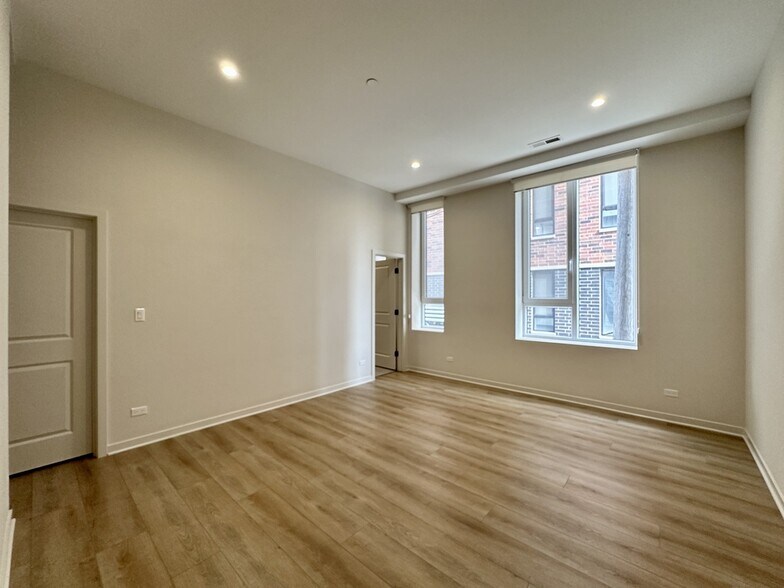 Building Photo - 3207 N Narragansett Ave