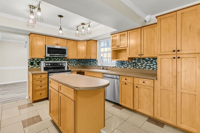 Building Photo - 121 Sully St