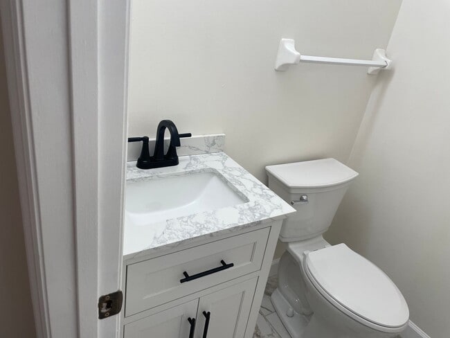 Building Photo - Beautiful 2 Bed, 1.5 Bath Townhome on the Edge of the Desirable Hill Neighborhood Available for Rent