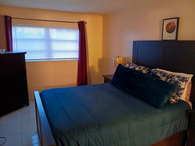 Building Photo - 2551 NW 41st Ave