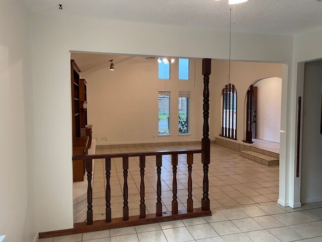 Building Photo - 3/2 Southside 1800 sqft, pet friendly, enc...