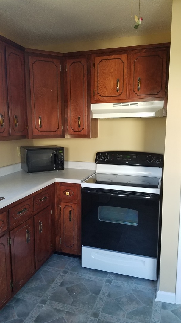 Building Photo - Cute 3 Bed/1 & 1/2 Bath, House located in the heart of St. B!