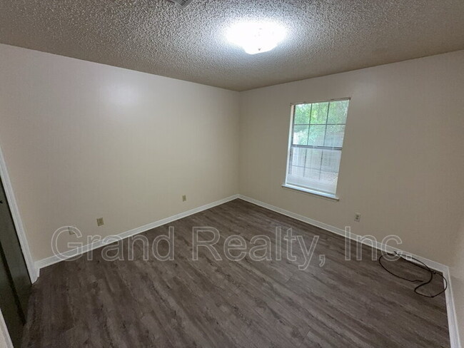 Building Photo - 2881 E Johnson Ave