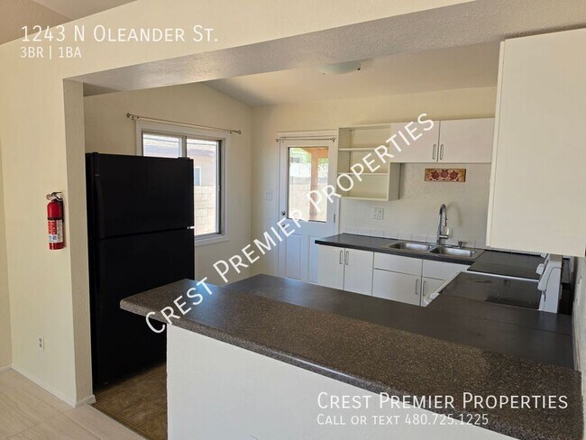 Building Photo - 1243 N Oleander St